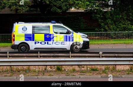 Dundee, Tayside, Schottland, Vereinigtes Königreich. 27. August 2023. Wetter in Großbritannien: Das Feiertagswochenende bringt warmen, hellen Sonnenschein mit Hochs um die 22°C. Polizeibeamte von Police Scotland erfüllen ihre sonntäglichen Aufgaben, während sie durch Dundees Kingsway West Dual Away fahren. Statistiken deuten darauf hin, dass Dundee bis heute die höchste Kriminalitätsrate in Schottland hat. Quelle: Dundee Photographics/Alamy Live News Stockfoto