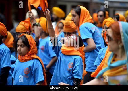 (140426) -- NEW YORK, 26. April 2014 (Xinhua) -- Sikh-Kinder besuchen die Sikh-Parade in Manhattan, New York City, USA, am 26. April 2014. Die jährliche NYC Sikh Parade in Manhattan ist ein Vaisakhi Day fest und findet im Monat April statt, entsprechend dem Sikhism Kalender Nanakshahi Month of Vaisakh. (Xinhua/Wang Lei) US-NEW YORK-CULTURE-SIKH PARADE PUBLICATIONxNOTxINxCHN New York April 26 2014 XINHUA Sikh Kinder besuchen Sikh Parade in Manhattan New York City die Vereinigten Staaten AM 26 2014. April die jährliche NYC Sikh Parade Hero in Manhattan IST ein Vaisakhi Day Celebrat Stockfoto