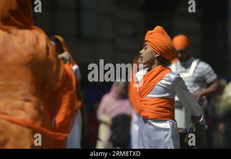 (140426) -- NEW YORK, 26. April 2014 (Xinhua) -- Ein Sikh-Junge nimmt am 26. April 2014 an der Sikh-Parade in Manhattan, New York City, USA, Teil. Die jährliche NYC Sikh Parade in Manhattan ist ein Vaisakhi Day fest und findet im Monat April statt, entsprechend dem Sikhism Kalender Nanakshahi Month of Vaisakh. (Xinhua/Wang Lei) US-NEW YORK-CULTURE-SIKH PARADE PUBLICATIONxNOTxINxCHN New York April 26 2014 XINHUA ein Sikh Boy nimmt an der Sikh Parade in Manhattan New York City in den Vereinigten Staaten AM 26 2014. April Teil der jährliche NYC Sikh Parade Hero in Manhattan IST ein Vaisakhi Day Celebration Stockfoto