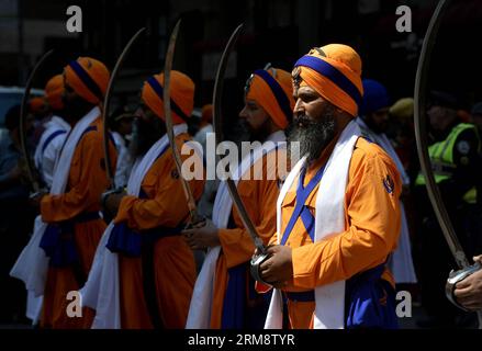 (140426) -- NEW YORK, 26. April 2014 (Xinhua) -- Sikh-Leute nehmen am 26. April 2014 an der Sikh-Parade in Manhattan, New York City, USA, Teil. Die jährliche NYC Sikh Parade in Manhattan ist ein Vaisakhi Day fest und findet im Monat April statt, entsprechend dem Sikhism Kalender Nanakshahi Month of Vaisakh. (Xinhua/Wang Lei) US-NEW YORK-CULTURE-SIKH PARADE PUBLICATIONxNOTxINxCHN New York April 26 2014 XINHUA Sikh Prominente besuchen Sikh Parade in Manhattan New York City die Vereinigten Staaten AM 26 2014. April IST der jährliche NYC Sikh Parade Hero in Manhattan ein Vaisakhi Day Celebra Stockfoto