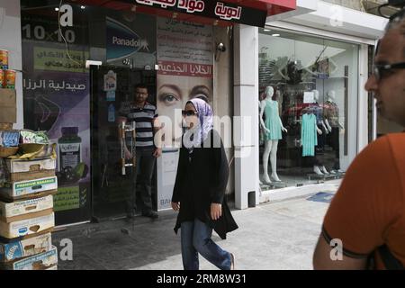 (140427) -- BAGDAD, 26. April 2014 (Xinhua) -- Eine Frau spaziert am 26. April 2014 vor den Parlamentswahlen des Landes, die am 30. April stattfinden werden, durch Geschäfte entlang einer Straße in der Innenstadt von Bagdad, der Hauptstadt des Irak. Dies ist die erste Parlamentswahl des Landes seit dem Rückzug der US-Truppen Ende 2011. (Xinhua/Cui Xinyu) (lyx) IRAK-BAGDAD-WAHL PUBLICATIONxNOTxINxCHN Bagdad April 26 2014 XINHUA eine Frau spaziert durch Geschäfte entlang einer Straße in der Innenstadt von Bagdad Hauptstadt des Irak AM 26 2014. April vor der PARLAMENTSWAHL DES Landes, die Hero AM 30. April sein wird, IST T Stockfoto