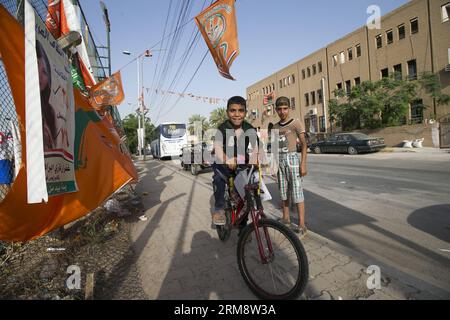 (140427) -- BAGDAD, 26. April 2014 (Xinhua) -- irakische Jungen haben Spaß an Plakaten von Kandidaten auf einer Straße in der Innenstadt von Bagdad, der Hauptstadt des Irak, am 26. April 2014, vor den Parlamentswahlen des Landes, die am 30. April stattfinden werden. Dies ist die erste Parlamentswahl des Landes seit dem Rückzug der US-Truppen Ende 2011. (Xinhua/Cui Xinyu) (lyx) IRAK-BAGDAD-WAHL PUBLICATIONxNOTxINxCHN Bagdad April 26 2014 XINHUA irakische Jungen haben Spaß an Plakaten von Kandidaten AUF einer Straße in der Innenstadt von Bagdad Hauptstadt des Irak AM April 26 2014 vor dem Land S parlamentarisch GEWÄHLT Stockfoto