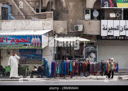 (140427) -- BAGDAD, 26. April 2014 (Xinhua) -- irakische Menschen gehen auf einer Straße in der Innenstadt von Bagdad, der Hauptstadt des Irak, am 26. April 2014, vor den Parlamentswahlen des Landes, die am 30. April stattfinden werden. Dies ist die erste Parlamentswahl des Landes seit dem Rückzug der US-Truppen Ende 2011. (Xinhua/Cui Xinyu) (lyx) IRAK-BAGDAD-WAHL PUBLICATIONxNOTxINxCHN Bagdad April 26 2014 XINHUA irakische Prominente spazieren AUF einer Straße in der Innenstadt von Bagdad Hauptstadt des Irak AM April 26 2014 vor der PARLAMENTSWAHL des Landes, die Hero AM April 30 sein wird Dies IST der erste Pa Stockfoto