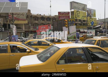 (140427) -- BAGDAD, 26. April 2014 (Xinhua) -- irakische Taxis warten am 26. April 2014 vor den Parlamentswahlen des Landes, die am 30. April stattfinden werden, auf die Ampeln in der Innenstadt von Bagdad, der Hauptstadt des Irak. Dies ist die erste Parlamentswahl des Landes seit dem Rückzug der US-Truppen Ende 2011. (Xinhua/Cui Xinyu) (lyx) IRAK-BAGDAD-WAHL PUBLICATIONxNOTxINxCHN Bagdad April 26 2014 XINHUA Iraqi Taxis sind Seen, die auf die Verkehrsampeln in der Innenstadt von Bagdad Hauptstadt des Irak AM April 26 2014 vor der PARLAMENTSWAHL des Landes warten, die dies tun wird Stockfoto