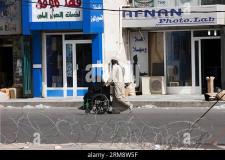 (140427) -- BAGDAD, 26. April 2014 (Xinhua) -- irakische Menschen gehen auf einer Straße in der Innenstadt von Bagdad, der Hauptstadt des Irak, am 26. April 2014, vor den Parlamentswahlen des Landes, die am 30. April stattfinden werden. Dies ist die erste Parlamentswahl des Landes seit dem Rückzug der US-Truppen Ende 2011. (Xinhua/Cui Xinyu) (lyx) IRAK-BAGDAD-WAHL PUBLICATIONxNOTxINxCHN Bagdad April 26 2014 XINHUA irakische Prominente spazieren AUF einer Straße in der Innenstadt von Bagdad Hauptstadt des Irak AM April 26 2014 vor der PARLAMENTSWAHL des Landes, die Hero AM April 30 sein wird Dies IST der erste Pa Stockfoto