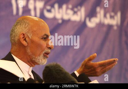 (140427) -- KABUL, 27. April 2014 (Xinhua) -- afghanischer Präsidentschaftskandidat Dr. Ashraf Ghani Ahmadzai spricht während einer Pressekonferenz in Kabul, Afghanistan, 27. April 2014. Der afghanische Präsidentschaftskandidat Dr. Ashraf Ghani Ahmadzai, der in den vorläufigen Ergebnissen zum zweiten Sieger erklärt wurde, sagte, er sei bereit, an Stichwahlen teilzunehmen, falls die Wahlen stattfinden. (Xinhua/Ahmad Massoud)(zhf) AFGHANISTAN-KABUL-ELECTION PUBLICATIONxNOTxINxCHN KABUL April 27 2014 XINHUA der afghanische Präsidentschaftskandidat Dr. Ashraf Ghani spricht während einer Pressekonferenz in Kabul Afghanistan April 27 2014 Afghan Presi Stockfoto