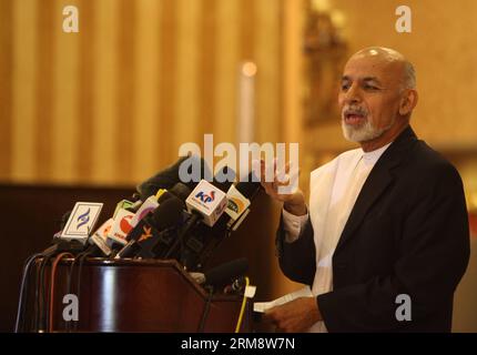 (140427) -- KABUL, 27. April 2014 (Xinhua) -- afghanischer Präsidentschaftskandidat Dr. Ashraf Ghani Ahmadzai spricht während einer Pressekonferenz in Kabul, Afghanistan, 27. April 2014. Der afghanische Präsidentschaftskandidat Dr. Ashraf Ghani Ahmadzai, der in den vorläufigen Ergebnissen zum zweiten Sieger erklärt wurde, sagte, er sei bereit, an Stichwahlen teilzunehmen, falls die Wahlen stattfinden. (Xinhua/Ahmad Massoud)(zhf) AFGHANISTAN-KABUL-ELECTION PUBLICATIONxNOTxINxCHN KABUL April 27 2014 XINHUA der afghanische Präsidentschaftskandidat Dr. Ashraf Ghani spricht während einer Pressekonferenz in Kabul Afghanistan April 27 2014 Afghan Presi Stockfoto