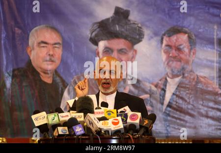 (140427) -- KABUL, 27. April 2014 (Xinhua) -- afghanischer Präsidentschaftskandidat Dr. Ashraf Ghani Ahmadzai spricht während einer Pressekonferenz in Kabul, Afghanistan, 27. April 2014. Der afghanische Präsidentschaftskandidat Dr. Ashraf Ghani Ahmadzai, der in den vorläufigen Ergebnissen zum zweiten Sieger erklärt wurde, sagte, er sei bereit, an Stichwahlen teilzunehmen, falls die Wahlen stattfinden. (Xinhua/Ahmad Massoud)(zhf) AFGHANISTAN-KABUL-ELECTION PUBLICATIONxNOTxINxCHN KABUL April 27 2014 XINHUA der afghanische Präsidentschaftskandidat Dr. Ashraf Ghani spricht während einer Pressekonferenz in Kabul Afghanistan April 27 2014 Afghan Presi Stockfoto