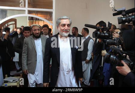 (140427) -- KABUL, 27. April 2014 (Xinhua) -- afghanischer Präsidentschaftskandidat Abdullah Abdullah (C) kommt am 27. April 2014 zu einer Pressekonferenz in Kabul, der Hauptstadt Afghanistans. Abdullah Abdullah sagte am Sonntag, dass er entscheiden werde, ob er an einer möglichen Stichwahl teilnehmen werde, nachdem die endgültigen Ergebnisse bekannt gegeben worden seien. (Xinhua/Ahmad Massoud) AFGHANISTAN-KABUL-WAHLEN PUBLICATIONxNOTxINxCHN KABUL April 27 2014 XINHUA der afghanische Präsidentschaftskandidat Abdullah Abdullah C kommt AM Sonntag zu einer Pressekonferenz in der afghanischen Hauptstadt Kabul AM 27 2014. April an, sagte Abdullah Abdullah Thatcher h Stockfoto