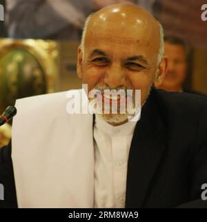 (140427) -- KABUL, 27. April 2014 (Xinhua) -- afghanischer Präsidentschaftskandidat Dr. Ashraf Ghani Ahmadzai lächelt während einer Pressekonferenz in Kabul, Afghanistan, 27. April 2014. Der afghanische Präsidentschaftskandidat Dr. Ashraf Ghani Ahmadzai, der in den vorläufigen Ergebnissen zum zweiten Sieger erklärt wurde, sagte, er sei bereit, an Stichwahlen teilzunehmen, falls die Wahlen stattfinden. (Xinhua/Ahmad Massoud)(zhf) AFGHANISTAN-KABUL-ELECTION PUBLICATIONxNOTxINxCHN KABUL April 27 2014 XINHUA afghanischer Präsidentschaftskandidat Dr. Ashraf Ghani lächelt während einer Pressekonferenz in Kabul Afghanistan April 27 2014 Afghan Presi Stockfoto