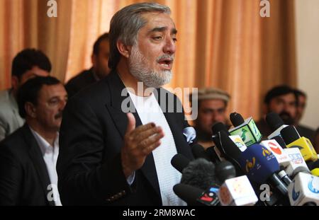 (140427) -- KABUL, 27. April 2014 (Xinhua) -- der afghanische Präsidentschaftskandidat Abdullah Abdullah spricht während einer Pressekonferenz in Kabul, der Hauptstadt Afghanistans, am 27. April 2014. Abdullah Abdullah sagte am Sonntag, dass er entscheiden werde, ob er an einer möglichen Stichwahl teilnehmen werde, nachdem die endgültigen Ergebnisse bekannt gegeben worden seien. (Xinhua/Ahmad Massoud) AFGHANISTAN-KABUL-WAHLEN PUBLICATIONxNOTxINxCHN KABUL April 27 2014 XINHUA der afghanische Präsidentschaftskandidat Abdullah Abdullah spricht auf einer Pressekonferenz in der afghanischen Hauptstadt Kabul AM 27 2014. April, sagte Thatcher HE Stockfoto