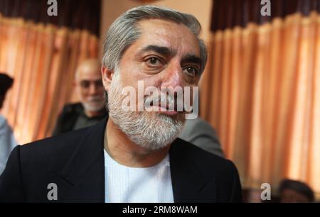 (140427) -- KABUL, 27. April 2014 (Xinhua) -- der afghanische Präsidentschaftskandidat Abdullah Abdullah kommt am 27. April 2014 zu einer Pressekonferenz in Kabul, der Hauptstadt Afghanistans. Abdullah Abdullah sagte am Sonntag, dass er entscheiden werde, ob er an einer möglichen Stichwahl teilnehmen werde, nachdem die endgültigen Ergebnisse bekannt gegeben worden seien. (Xinhua/Ahmad Massoud) AFGHANISTAN-KABUL-WAHLEN PUBLICATIONxNOTxINxCHN KABUL April 27 2014 XINHUA der afghanische Präsidentschaftskandidat Abdullah Abdullah kommt AM Sonntag zu einer Pressekonferenz in der afghanischen Hauptstadt Kabul AM 27 2014. April an, sagte Abdullah Abdullah Thatcher Stockfoto