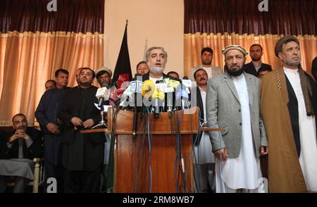 (140427) -- KABUL, 27. April 2014 (Xinhua) -- der afghanische Präsidentschaftskandidat Abdullah Abdullah (C) spricht während einer Pressekonferenz in Kabul, der Hauptstadt Afghanistans, am 27. April 2014. Abdullah Abdullah sagte am Sonntag, dass er entscheiden werde, ob er an einer möglichen Stichwahl teilnehmen werde, nachdem die endgültigen Ergebnisse bekannt gegeben worden seien. (Xinhua/Ahmad Massoud) AFGHANISTAN-KABUL-WAHLEN PUBLICATIONxNOTxINxCHN KABUL April 27 2014 XINHUA der afghanische Präsidentschaftskandidat Abdullah Abdullah C spricht auf einer Pressekonferenz in der afghanischen Hauptstadt Kabul AM 27 2014. April, sagte Abdullah Abdullah AM Sonntag, Thatch Stockfoto