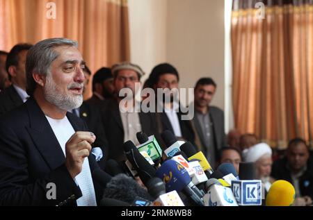 (140427) -- KABUL, 27. April 2014 (Xinhua) -- der afghanische Präsidentschaftskandidat Abdullah Abdullah spricht während einer Pressekonferenz in Kabul, der Hauptstadt Afghanistans, am 27. April 2014. Abdullah Abdullah sagte am Sonntag, dass er entscheiden werde, ob er an einer möglichen Stichwahl teilnehmen werde, nachdem die endgültigen Ergebnisse bekannt gegeben worden seien. (Xinhua/Ahmad Massoud) AFGHANISTAN-KABUL-WAHLEN PUBLICATIONxNOTxINxCHN KABUL April 27 2014 XINHUA der afghanische Präsidentschaftskandidat Abdullah Abdullah spricht auf einer Pressekonferenz in der afghanischen Hauptstadt Kabul AM 27 2014. April, sagte Thatcher HE Stockfoto