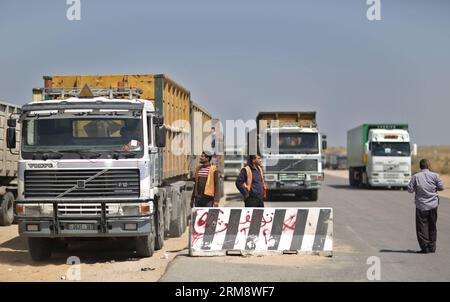 Mit Waren beladene palästinensische LKWs kommen am 27. April 2014 über den Handelsübergang Kerem Shalom zwischen Israel und dem südlichen Gazastreifen in Rafah City an. Der Grenzübergang Kerem Schalom wurde nach dem jüdischen Passahfest wieder eröffnet. (Xinhua/Wissam Nassar) MIDEAST-GAZA-REOPEN-KAREM-SCHALOM-CROSSING PUBLICATIONxNOTxINxCHN mit Waren BELADENE PALÄSTINENSISCHE Lastkraftwagen kommen in Rafah City durch den Kerem-Schalom-Handelsübergang zwischen Israel und dem südlichen Gazastreifen AM 27 2014. April wieder in die Kerem-Schalom-Crossing nach den jüdischen Passahfeiertagen XINHUDEAST Nasssam in Gaza Stockfoto