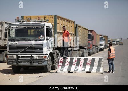 Mit Waren beladene palästinensische LKWs kommen am 27. April 2014 über den Handelsübergang Kerem Shalom zwischen Israel und dem südlichen Gazastreifen in Rafah City an. Der Grenzübergang Kerem Schalom wurde nach dem jüdischen Passahfest wieder eröffnet. (Xinhua/Wissam Nassar) MIDEAST-GAZA-REOPEN-KAREM-SCHALOM-CROSSING PUBLICATIONxNOTxINxCHN mit Waren BELADENE PALÄSTINENSISCHE Lastkraftwagen kommen in Rafah City durch den Kerem-Schalom-Handelsübergang zwischen Israel und dem südlichen Gazastreifen AM 27 2014. April wieder in die Kerem-Schalom-Crossing nach den jüdischen Passahfeiertagen XINHUDEAST Nasssam in Gaza Stockfoto