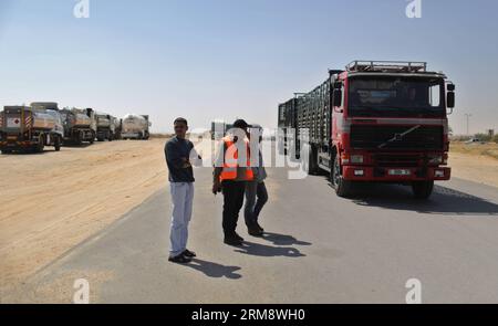 Mit Waren beladene palästinensische LKWs kommen am 27. April 2014 über den Handelsübergang Kerem Shalom zwischen Israel und dem südlichen Gazastreifen in Rafah City an. Der Grenzübergang Kerem Schalom wurde nach dem jüdischen Passahfest wieder eröffnet. (Xinhua/Wissam Nassar) MIDEAST-GAZA-REOPEN-KAREM-SCHALOM-CROSSING PUBLICATIONxNOTxINxCHN mit Waren BELADENE PALÄSTINENSISCHE Lastkraftwagen kommen in Rafah City durch den Kerem-Schalom-Handelsübergang zwischen Israel und dem südlichen Gazastreifen AM 27 2014. April wieder in die Kerem-Schalom-Crossing nach den jüdischen Passahfeiertagen XINHUDEAST Nasssam in Gaza Stockfoto