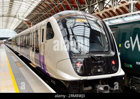 London, England, Großbritannien - 28. Juni 2023: Neuer Pendelzug auf der Elizabeth Line hielt am Bahnhof London Paddington Stockfoto