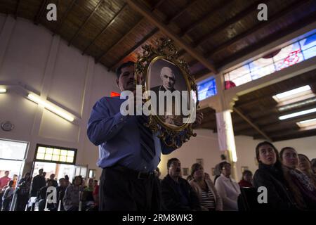 Die Bürger nehmen an einer Zeremonie zum 27. Jahrestag des Migrantenhauses Scalabrini in Tijuana, nordwestlich von Mexiko, am 27. April 2014 Teil. Das Scalabrini Center (Haus der Migranten) wurde 1987 gegründet, um Tausenden von Migranten, illegalen Arbeitern und deportierten Menschen in der Stadt Tijuana zu helfen, die mehr als 220.000 Migranten Hilfe angeboten hat. (Xinhua/Guillermo Arias) (jp) (ah) MEXIKO-TIJUANA-GESELLSCHAFT-MIGRATION PUBLICATIONxNOTxINxCHN Bürger nehmen an einer Zeremonie zur Feier des 27. Jahrestages des Hauses der Immigranten in Tijuana nordwestlich von Mexiko im April Teil Stockfoto