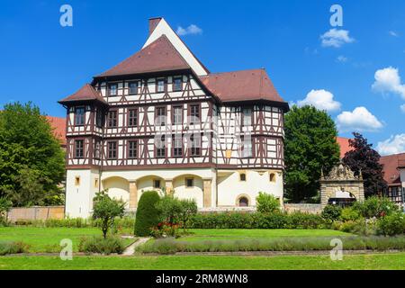 Schloss Residenzschloss im Sommer, Stadt Bad Urach, Deutschland. Luxuriöses Vintage-Fachwerkhaus, traditionelles deutsches Herrenhaus in der Altstadt. Das ist wunderschön Stockfoto