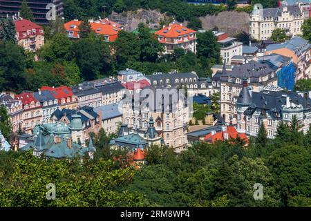 Blick über die Dächer der Innenstadt von Karlsbad in der Tschechischen Republik, eingebettet in einen wunderschönen Wald Stockfoto