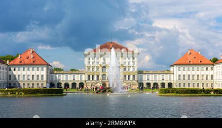 Schloss Nymphenburg im Sommer, München, Deutschland, Europa. Es ist ein Wahrzeichen der Stadt München. Malerischer schöner Blick auf die barocke Architektur Münchens. Panorama von Stockfoto