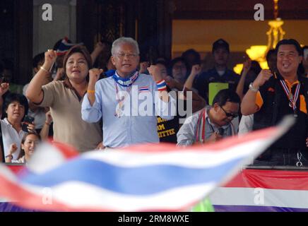 Suthep Thaugsuban (C) begrüßt Anhänger während einer Kundgebung beim thailändischen Tabakmonopol in Bangkok, Thailand, am 28. April 2014. Eine Gruppe regierungsfeindlicher Demonstranten marschierte am Montagmorgen zum thailändischen Tabakmonopol-Büro, um Unterstützung für eine bevorstehende Massendemonstration zu mobilisieren, die der Protestführer Suthep Thaugsuban den letzten Kampf zur Vertreibung des Wärter-Premierministers Yingluck Shinawatra ausgerufen hat. Suthep muss noch die Zeit und den Ort der Kundgebung bekannt geben. (Xinhua/Rachen Sageamsak) THAILAND-BANGKOK-REGIERUNGSFEINDLICHE KUNDGEBUNG PUBLICATIONxNOTxINxCHN Thai Anti Governn Stockfoto