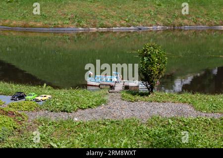 Mariánské Lázně, Tschechische Republik - 10. August 2017: Miniaturmodell des Schiffes Regata MJ Hynek auf einem Teich im Park Boheminium Stockfoto