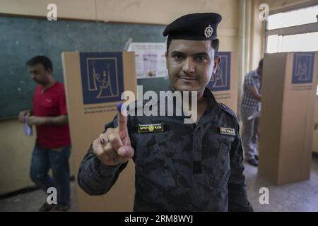 (140428) -- BAGDAD, 28. April 2014 (Xinhua) -- Ein Mitglied der Sicherheitskräfte zeigt den Finger, nachdem er am 28. April 2014 in einer Wahllokale im Zentrum von Bagdad, Irak, seine Stimme abgegeben hat. Irakisches Sicherheitspersonal hat am Montag vor den Parlamentswahlen im Irak ihre Stimmzettel im ganzen Land abgegeben, und zwar unter strengen Sicherheitsvorkehrungen. (Xinhua/Cui Xinyu) IRAK-BAGDAD-PARLAMENTSWAHLEN PUBLICATIONxNOTxINxCHN Bagdad April 28 2014 XINHUA ein Mitglied der Sicherheitskräfte zeigt die Finger, nachdem er seine Stimme in einer Wahlstation in ZentralBagdad Irak abgegeben hat April 28 2014 irakisches Sicherheitspersonal WEITER Stockfoto