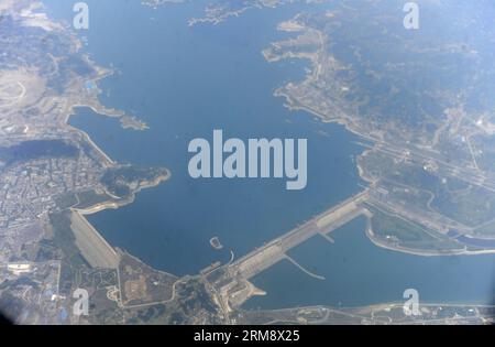 (140428) -- WUHAN, 28. April 2014 (Xinhua) -- dieses Luftbild, das am 28. April 2014 von einem Airbus A319 Passagierflugzeug während einer Testfahrt des Flughafens Hongping in Shennongjia aufgenommen wurde, zeigt den drei-Schluchten-Damm am Yangtze-Fluss in der zentralchinesischen Provinz Hubei. Am Montag fand eine Testfahrt auf dem neu errichteten Flughafen Hongping statt, der am 8. Mai offiziell eröffnet wird. Der Flughafen liegt auf 2.580 Metern über dem Meeresspiegel und ist der höchste seiner Art in Zentralchina. (Xinhua/Hao Tongqian) (lmm) CHINA-HUBEI-SHENNONGJIA-NEW AIRPORT-TEST RUN (CN) PUBLICATIONxNOTxINxCHN Wuhan April 28 2014 XINHUA Stockfoto