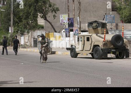 (140428) -- BAGDAD, 28. April 2014 (Xinhua) -- Mitglieder der Sicherheitskräfte wachen an einem Kontrollpunkt im Zentrum von Bagdad, Irak, 28. April 2014. Mehr als zehn Sicherheitsmitglieder wurden getötet und etwa 50 weitere wurden bei Angriffen auf Wahllokale im Irak bei den frühen Parlamentswahlen am Montag verwundet, sagte die Polizei. (Xinhua/Cui Xinyu) IRAK-BAGDAD-WAHLEXPLOSION PUBLICATIONxNOTxINxCHN Bagdad April 28 2014 Mitglieder der XINHUA-Sicherheitskräfte Garde AN einem Kontrollpunkt in ZentralBagdad Irak April 28 2014 über zehn Sicherheitsmitglieder wurden GETÖTET und etwa 50 andere bei Angriffen auf das Polling Center verwundet Stockfoto