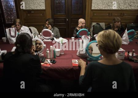 BUENOS AIRES, 22. April 2014 (Xinhua) -- Bild aufgenommen am 22. April 2014, zeigt Frauen, die an einem Schminkkurs während des Programms teilnehmen Look Good... Fühlen Sie sich besser (LBSM, für seine Abkürzung auf Spanisch) in der Stadt Buenos Aires, der Hauptstadt Argentiniens. Das Programm LBSM ist ein Programm zur sozialen Verantwortung, das von der Argentinischen Kammer für Kosmetik- und Parfümindustrie (CAPA) ins Leben gerufen wurde und die Aufgabe hat, das Selbstwertgefühl von Frauen mit Krebs zu stärken, ihnen zu helfen, ihr Aussehen zu verbessern und die Behandlung mit mehr Selbstvertrauen zu führen. (Xinhua/Martin Zabala) (rt) (s Stockfoto