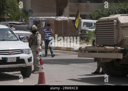 (140428) -- BAGDAD, 28. April 2014 (Xinhua) -- Ein Mitglied der Sicherheitskräfte überprüft Fahrzeuge an einem Kontrollpunkt im Zentrum von Bagdad, Irak, 28. April 2014. Irakisches Sicherheitspersonal hat am Montag vor den Parlamentswahlen im Irak ihre Stimmzettel im ganzen Land abgegeben, und zwar unter strengen Sicherheitsvorkehrungen. (Xinhua/Cui Xinyu) IRAK-BAGDAD-WAHLSICHERHEIT PUBLICATIONxNOTxINxCHN Bagdad April 28 2014 XINHUA A-Sicherheitskräfte überprüft FAHRZEUGE AN einem Kontrollpunkt in ZentralBagdad Irak April 28 2014 irakisches Sicherheitspersonal hat AM Montag ihre Stimmzettel im ganzen Land vor den Parlamentswahlen des Irak abgegeben Stockfoto