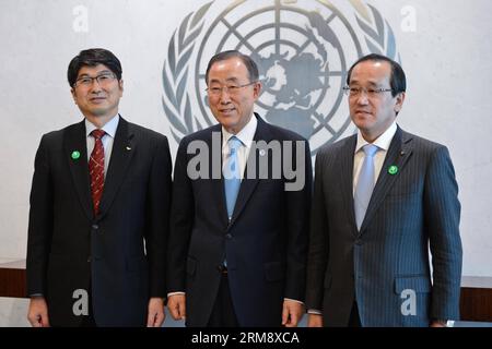 (140428) -- NEW YORK, 28. April 2014 (Xinhua) -- Generalsekretär der Vereinten Nationen, Ban Ki-moon (C) posiert für ein Bild mit Kazumi Matsui (R), Bürgermeister von Hiroshima, und Tomihisa Taue, Bürgermeister von Nagasaki, vor ihrem Treffen im UN-Hauptquartier in New York am 28. April 2014. Der UN-Sicherheitsrat hat am Montag einstimmig die Resolution 1540 zur Nichtverbreitung von Kernwaffen angenommen. (Xinhua/Niu Xiaolei) UN-NEW YORK-NICHTVERBREITUNG-HIROSHIMA-NAGASAKI PUBLICATIONxNOTxINxCHN New York April 28 2014 XINHUA Generalsekretär der Vereinten Nationen Ban KI Moon C posiert für ein Bild mit Kazumi Matsui r Mayor of Hi Stockfoto