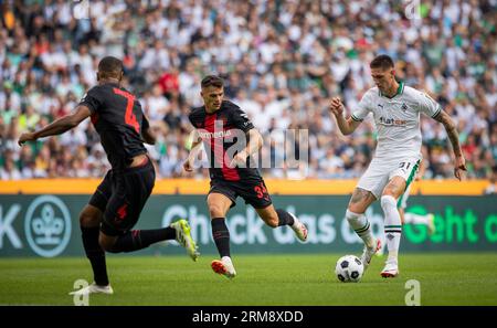 Moenchengladbach, Deutschland. 26. August 2023. Tomas Cvancara (BMG), Granit Xhaka (Leverkusen), Jonathan Tah (Leverkusen) Borussia Mönchengladbach – Baye Stockfoto