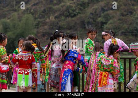 Cầu Cán Tỷ, Vietnam - 27. Januar 2020: Gruppe von Hmong-Mädchen mit farbenfroher traditioneller Kleidung, um das Frühlingsfest entlang der Ha Giang Loop zu feiern Stockfoto