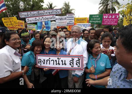 (140429) -- BANGKOK, 29. April 2014 (Xinhua) -- Anti-Regierungs-Protestführer Suthep Thaugsuban(C) posiert für Fotos mit Unterstützern während einer Kundgebung bei der Hafenbehörde von Thailand in Bangkok, Thailand, 29. April 2014. Eine Gruppe regierungsfeindlicher Demonstranten marschierte am Dienstag zum thailändischen Büro der Hafenbehörde, um Unterstützung für eine bevorstehende Massendemonstration zu mobilisieren, die der Protestführer Suthep Thaugsuban als letzten Kampf bezeichnet hat, um den Wärter-Premierminister Yingluck Shinawatra zu verdrängen. (Xinhua/Rachen Sageamsak)(zhf) THAILAND-BANGKOK-PROTEST-SUTHEP PUBLICATIONxNOTxINxCHN Bangkok April 29 2014 XINHUA Stockfoto