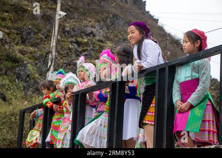 MÃ Pí Lèng, Vietnam - 28. Januar 2020: Gruppe von Hmong-Mädchen mit farbenfroher traditioneller Kleidung, um das Frühlingsfest entlang der Ha Giang Loop zu feiern Stockfoto