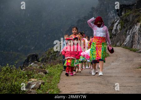 MÃ Pí Lèng, Vietnam - 28. Januar 2020: Gruppe von Hmong-Kindern, die bunte traditionelle Kleidung tragen, um das Frühlingsfest auf der Ha Giang Loop zu feiern Stockfoto