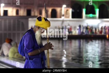 (140429) -- AMRITSAR, 29. April 2014 (Xinhua) -- ein älterer Sikh-Devotee betet am 29. April 2014 vor dem Goldenen Tempel in Amritsar, Indiens nördlichem Bundesstaat Punjab. Der Tempel ist der wichtigste Ort der Anbetung für die Sikh-Gemeinde und hat große Bedeutung. (Xinhua/Javed Dar) INDIEN-AMRITSAR-GOLDENER TEMPEL PUBLICATIONxNOTxINxCHN Amritsar April 29 2014 XINHUA betet vor dem Goldenen Tempel in Amritsar City of India S Northern State of Punjab AM 29 2014. April IST der Tempel der wichtigste Ort der Anbetung für die Sikh-Gemeinschaft und hat Major XINHUA Javed dar India Amritsar Stockfoto