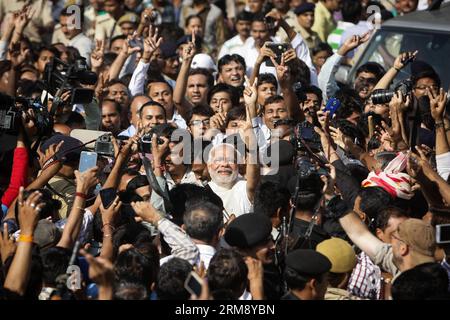 (140430) -- AHMEDABAD, 30. April 2014 (Xinhua) -- Bharatiya Janata Party (BJP) Premierminister Kandidat für die allgemeinen Wahlen 2014 und Gujrat-Chef Narendra Modi zeigt seinen Finger nach seiner Wahl in Ahmedabad, Hauptstadt von Gujrat, Indien, am 30. April 2014. Bei den Parlamentswahlen in Indien versucht die Kongresspartei, die Macht unter der Führung von Rahul Gandhi, dem Spross des mächtigen indischen Nehru-Gandhi-Clans, zurückzugewinnen. Er sieht sich der BJP-Nominierten Narendra Modi gegenüber, der nach zwei aufeinanderfolgenden Amtszeiten den Sitz der Kongresspartei absagen will. (Xinhua/Zheng Huansong) INDIEN-AHMEDABAD-ELE Stockfoto