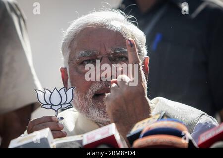 (140430) -- AHMEDABAD, 30. April 2014 (Xinhua) -- Bharatiya Janata Party (BJP) Premierminister Kandidat für die allgemeinen Wahlen 2014 und Gujrat-Chef Narendra Modi spricht vor Medien nach seiner Wahl in Ahmedabad, Hauptstadt von Gujrat, Indien, am 30. April 2014. Bei den Parlamentswahlen in Indien versucht die Kongresspartei, die Macht unter der Führung von Rahul Gandhi, dem Spross des mächtigen indischen Nehru-Gandhi-Clans, zurückzugewinnen. Er sieht sich der BJP-Nominierten Narendra Modi gegenüber, der nach zwei aufeinanderfolgenden Amtszeiten den Sitz der Kongresspartei absagen will. (Xinhua/Zheng Huansong) INDIEN-AHMEDABAD-ELECTION-VO Stockfoto