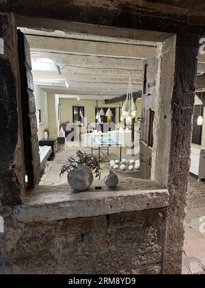 Rovinj, Kroatien - 9. Juli 2022: Blick durch ein Fenster in ein Geschäft, das in dieser istrischen Stadt an der Adria handwerkliche Töpferwaren verkauft Stockfoto