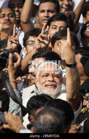 (140430) -- AHMEDABAD, 30. April 2014 (Xinhua) -- Bharatiya Janata Party (BJP) Premierminister Kandidat für die allgemeinen Wahlen 2014 und Gujrat-Chef Narendra Modi zeigt seinen Finger nach seiner Wahl in Ahmedabad, Hauptstadt von Gujrat, Indien, am 30. April 2014. Bei den Parlamentswahlen in Indien versucht die Kongresspartei, die Macht unter der Führung von Rahul Gandhi, dem Spross des mächtigen indischen Nehru-Gandhi-Clans, zurückzugewinnen. Er sieht sich der BJP-Nominierten Narendra Modi gegenüber, der nach zwei aufeinanderfolgenden Amtszeiten den Sitz der Kongresspartei absagen will. (Xinhua/Zheng Huansong) INDIEN-AHMEDABAD-ELE Stockfoto