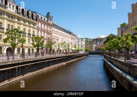 Karlovy Vary, Tschechische Republik - 31. Mai 2021: Frühlingsblick auf wunderschön erhaltene Villen und Villen am Tepla-Fluss in der Innenstadt Stockfoto