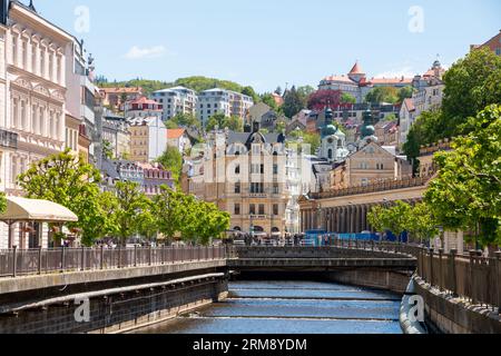 Karlovy Vary, Tschechische Republik - 31. Mai 2021: Frühlingsblick auf wunderschön erhaltene Villen und Villen am Tepla-Fluss in der Innenstadt Stockfoto