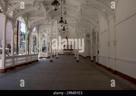 Karlovy Vary, Tschechische Republik - 31. Mai 2021: Aufwendig dekorierte Marktkolonnade mit Mineralwasser-Trinkwasserbrunnen Stockfoto