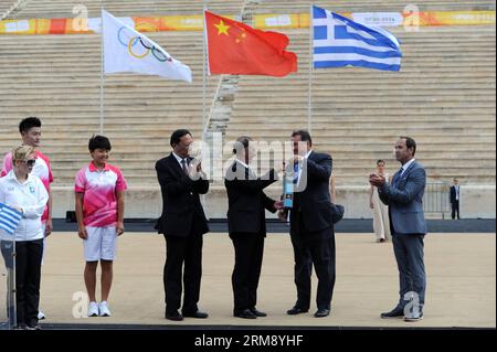 (140430) -- ATHEN, 30. April 2014 (Xinhua) -- Präsident des Hellenischen Olympischen Komitees Spyros Capralos (2. R) überreicht dem Präsidenten des Chinesischen Olympischen Komitees Liu Peng die Sicherheitslaterne mit der olympischen Flamme der Jugend während einer Übergabezeremonie im Panathenäischen Stadion in Athen, Griechenland, 30. April 2014. Die Flamme für die Olympischen Jugendspiele in Nanjing wurde am Mittwoch in Athen angezündet, um den symbolischen Start des Fackelrelais vor den Spielen zu markieren. (Xinhua/Han Yuqing) (SP)GRIECHENLAND-ATHEN-JUGEND OLYMPICS-FLAMME PUBLICATIONxNOTxINxCHN Athen April 30 2014 XINHUA Präsident der Hellenischen Olympischen Spiele Stockfoto