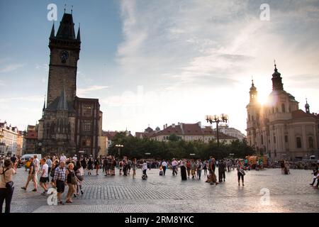 Prag, Tschechische Republik - 25. Juli 2016: Große Touristenmassen genießen den Sonnenuntergang auf dem Prager Altstädter Platz Stockfoto