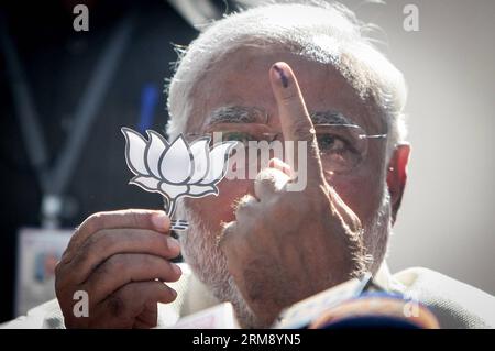 (140430) -- AHMEDABAD, 30. April 2014 (Xinhua) -- Bharatiya Janata Party (BJP) Premierminister Kandidat für die allgemeinen Wahlen 2014 und Gujrat Chef Minister Narendra Modi blinkt sein Parteisymbol -- lotus und hält eine Rede, nachdem er am 30. April 2014 an einem Wahlstand in Ahmedabad, der Hauptstadt von Gujrat, Indien, seine Stimme abgegeben hat. Der Schritt wurde als Verstoß gegen den Verhaltenskodex des Wahlmodells angesehen. Indiens unabhängige Wahlkommission ordnete am Mittwoch eine Polizeibeschwerde gegen den Ministerpräsidenten der Bharatiya Janata Party (BJP) Narendra Modi an Stockfoto